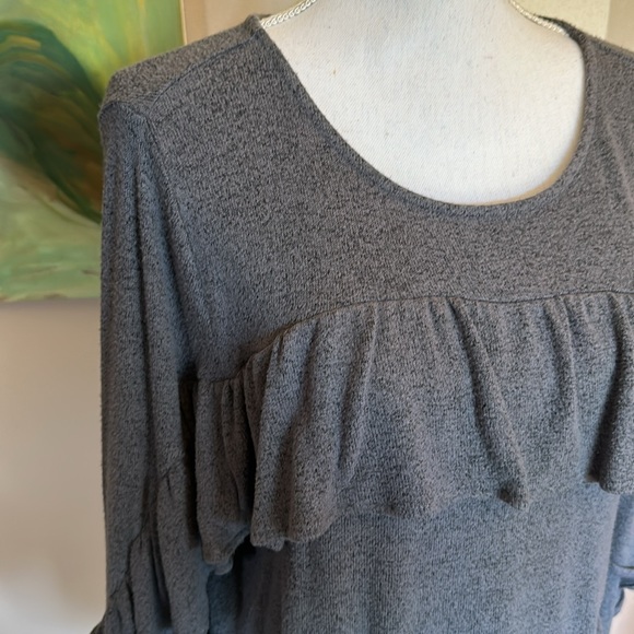 🎉Host Pick🎉 Simply Vera Lightweight Ruffle Sweater - Picture 2 of 8